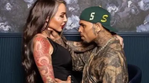 Chris Brown viraliza com foto "enforcando" fã em Meet & Greet