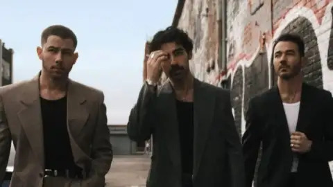 Jonas Brothers prometem turnê inovadora e interação com fãs no 20º aniversário da banda