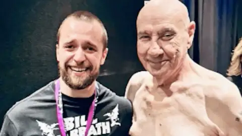 Eloy Casagrande se emociona ao conhecer Bill Ward, do Black Sabbath: "Sua música será eterna"