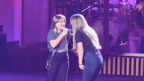 Kelly Clarkson e filha, River, encantam Las Vegas com emocionante dueto surpresa no palco