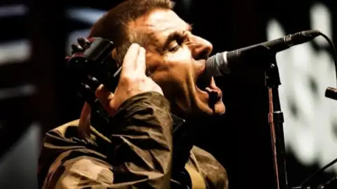 Liam Gallagher ironiza traição em show do Coldplay: "Aqui não tem essa p*rra de câmera intrometida"