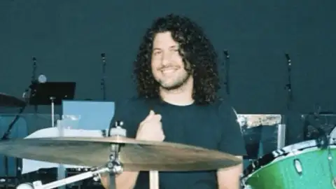 Ilan Rubin, do Nine Inch Nails, é o novo baterista do Foo Fighters, diz site