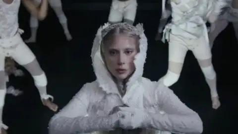 Veja as 10 músicas pop mais ouvidas no Brasil no 1º semestre de 2025 no Youtube