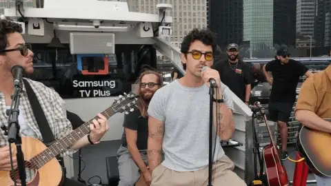 Jonas Brothers fazem show surpresa na balsa de Nova York