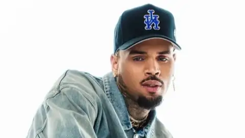 Chris Brown presenteia mãe e filha fãs com um carro e 10 mil dólares em show de sua turnê