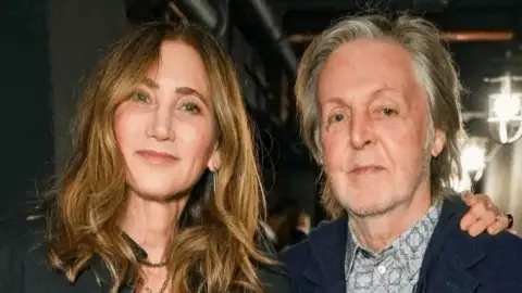Paul McCartney mostra que é do som pesado e curte noite especial com a esposa em show do Metallica