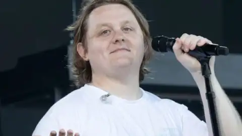 Lewis Capaldi diz que artistas femininas sofrem mais pressão que artistas masculinos