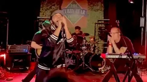 Daron Malakian, do System Of A Down, surpreende banda tributo em bar em Chicago. Veja!