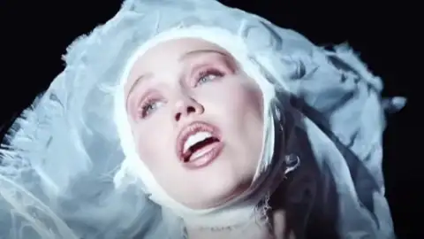 Miley Cyrus lança novas músicas, "Secrets" e "Lockdown". Ouça com letra e tradução!