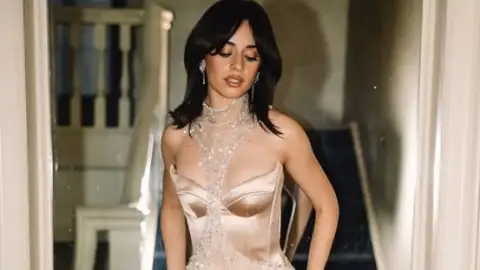 Camila Cabello aparece em casamento de fã e canta música para dança entre pai e filha. Veja!