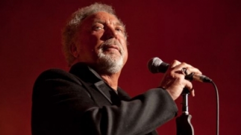 Ou&ccedil;a o novo single de Tom Jones, "Bad As Me"