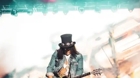 Slash critica situação dos EUA e revela que pensa em voltar para a Inglaterra