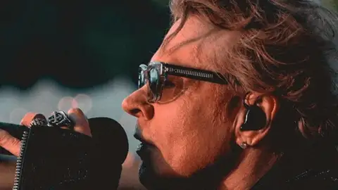 Axl Rose canta com metade do rosto dormente e conta o motivo no palco