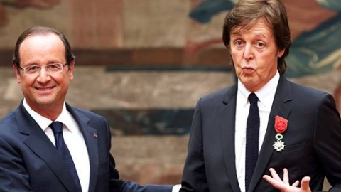 Paul McCartney é condecorado pelo presidente francês