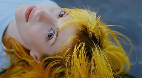 Escute a nova música, "Showbiz", com letra e tradução!