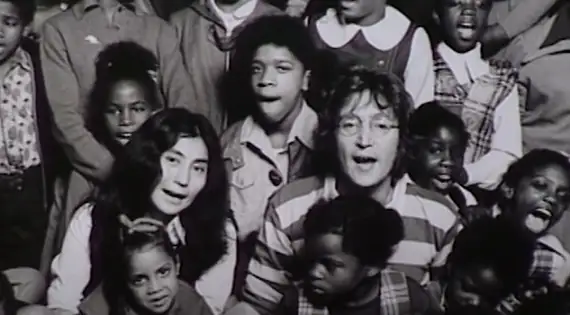 Ouça o clássico de Natal, "Happy Xmas (War Is Over)", com letra e tradução!