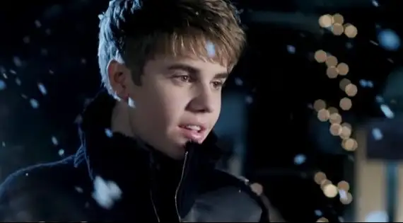 Veja o clipe da música de Natal, "Mistletoe", com a letra e a tradução!