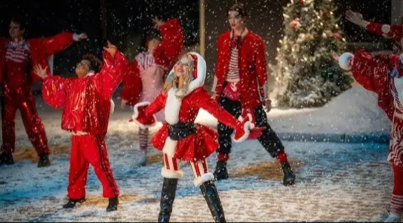 Veja o clipe da canção de Natal, "XMAS", com a letra e a tradução!