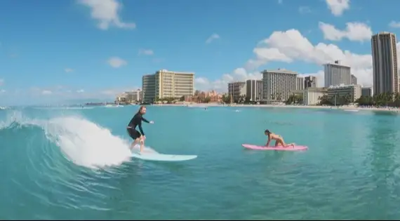 Assista ao novo clipe, "First Blush", com a letra e a tradução!