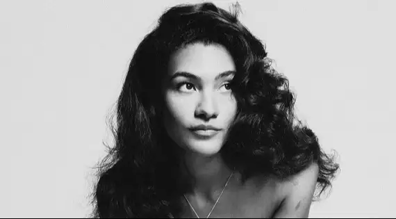 Ouça a música de Natal, "Merry Christmas Everyone", com letra e tradução!