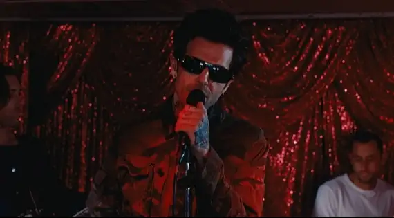 Veja o clipe da nova música, "Hula Girl", com a letra e a tradução!