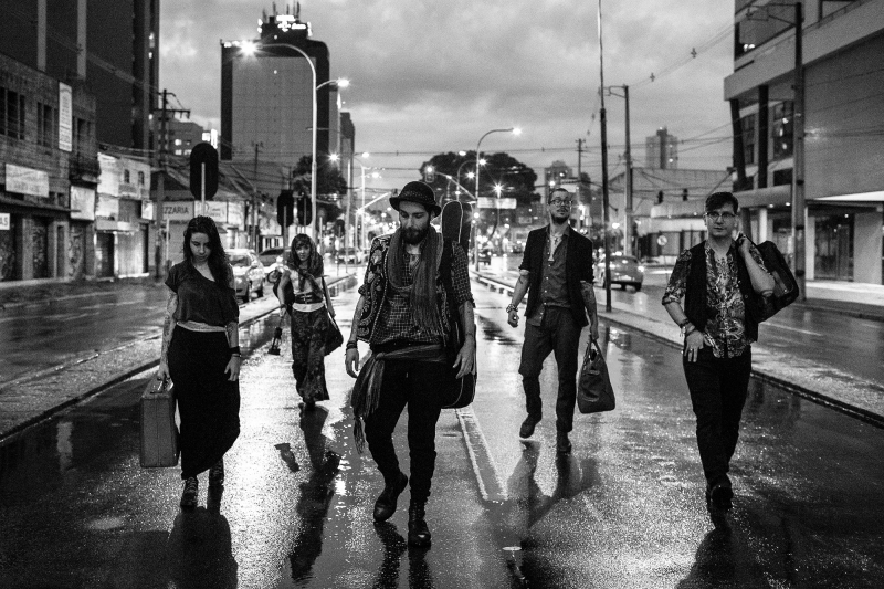 watch-out-for-the-hounds - Fotos