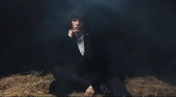 Veja o clipe da nova música, "Horses", com a letra e a tradução!